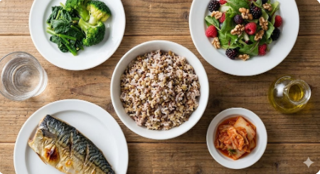 렌틸콩과 현미가 섞인 잡곡밥과 신선한 채소 반찬으로 차려진 2026년 저속노화 식단 상차림